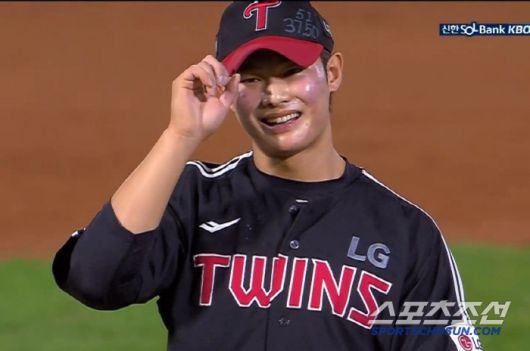 LG 김영우가 20일 롯데전서 레이예스와 승부 중 11구 슬라이더가 파울이 되자 황당한 듯 미소를 짓고 있다. 스포티비 중계화면 캡쳐