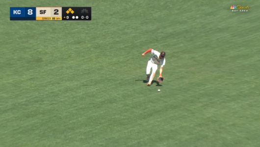 중견수 이정후가 9회초 2사 1,2루에서 캔자스시티 마이클 매시의 안타를 잡아 홈으로 송구하기 위한 자세에 들어가고 있다. 사진=MLB.TV 캡처