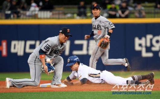 폰세의 웃음기를 사라지게 만든 선두 타자 박민우가 안타 이후 2루까지 훔쳤다.