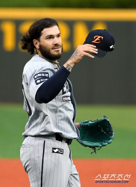 자신감 있는 표정으로 마운드에 올랐던 폰세.