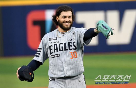 9경기 연속 6이닝 이상을 소화한 에이스 폰세는 여유가 넘쳐 보였다.