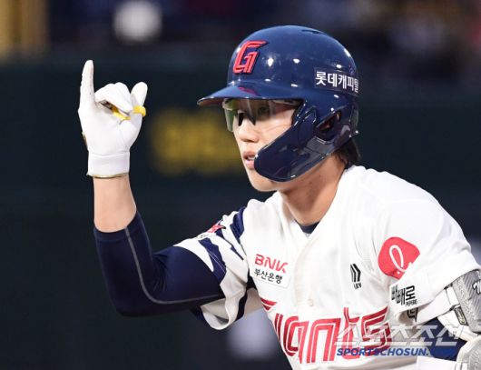 22일 부산 사직야구장에서 열린 KBO리그 롯데와 LG의 경기. 1회 2사 만루. 1타점 적시타 날린 롯데 전민재. 부산=송정헌 기자songs@sportschosun.com/2025.05.22/