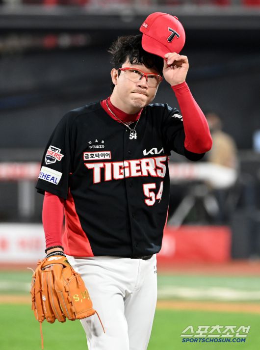 22일 수원KT위즈파크에서 열린 KIA와 KT의 경기,  7회말 KIA 양현종이 교체되며 마운드를 내려가다 팬들의 환호에 인사하고 있다.수원=허상욱 기자wook@sportschosun.com/2025.05.22/