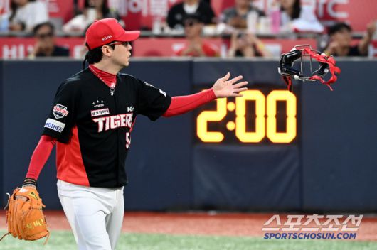 22일 수원KT위즈파크에서 열린 KIA와 KT의 경기,  4회말 2사 KIA 양현종이 KT 배정대의 파울 플라이를 호수비로 잡아낸 포수 김태군에게 장비를 건네고 있다. 수원=허상욱 기자wook@sportschosun.com/2025.05.22/