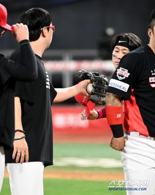 22일 수원KT위즈파크에서 열린 KIA와 KT의 경기,  KIA 가 8대3으로 승리하며 2연패에서 탈출했다. 임시주장을 맡은 박찬호가 시즌 3승을 달성한 양현종의 기념구를 챙겨주고 있다. 수원=허상욱 기자wook@sportschosun.com/2025.05.22/