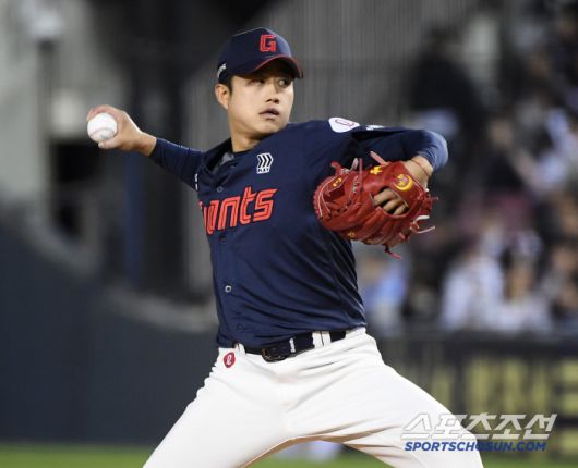 25일 서울 잠실구장에서 열린 롯데-두산전. 8회말 김강현이 투구하고 있다. 잠실=정재근 기자 cjg@sportschosun.com/2025.4.25/