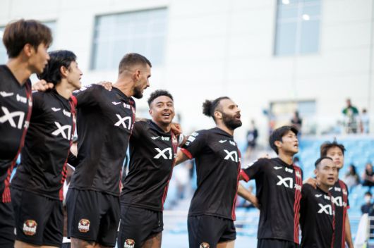 대구iM뱅크파크/ K리그1/ 대구FC vs FC서울/ 서울 린가드,단체,/ 승리 세레머니/ 관중인사/ 사진 김재훈