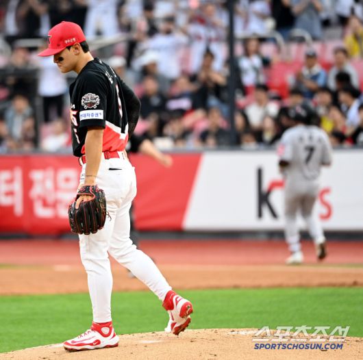 22일 수원KT위즈파크에서 열린 KIA와 KT의 경기,  1회말 1사 만루 KIA 3루수 김도영이 KT 김상수의 땅볼때 1루 송구실책을 범하며 아쉬워하고 있다. 수원=허상욱 기자wook@sportschosun.com/2025.05.22/