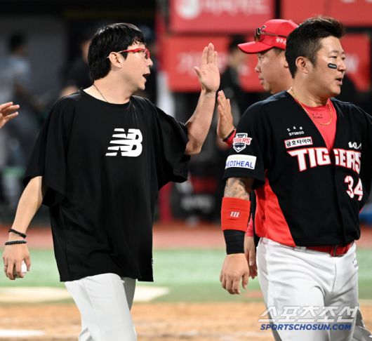 22일 수원KT위즈파크에서 열린 KIA와 KT의 경기,  KIA 가 8대3으로 승리하며 2연패에서 탈출했다. 시즌 3승을 챙긴 양현종이 이범호 감독과 기쁨을 나누고 있다. 수원=허상욱 기자wook@sportschosun.com/2025.05.22/