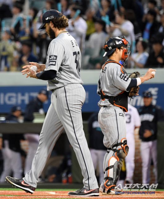 폰세는 평소처럼 구위로 타자를 압도하지 못했지만 묵묵히 5회까지 마운드를 책임졌다.