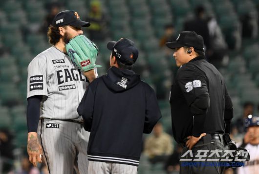 경기 도중 피치컴까지 말썽을 부리더니 폰세는 피치 클락까지 위반했다.