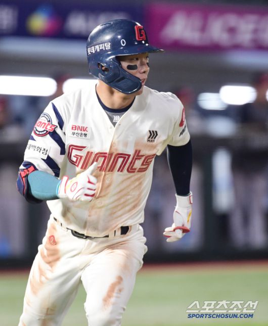 22일 부산 사직야구장에서 열린 KBO리그 롯데와 LG의 경기. 3회 2사 만루. 2타점 적시타 날린 롯데 장두성. 부산=송정헌 기자songs@sportschosun.com/2025.05.22/