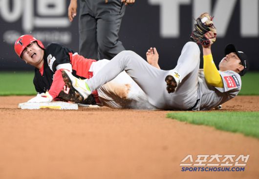 21일 수원 KT위즈파크에서 열린 KIA-KT전. 9회초 1사 이우성이 대타로 나와 안타를 쳤지만 2루에서 김상수에게 태그아웃되고 있다. 수원=정재근 기자 cjg@sportschosun.com/2025.5.21/