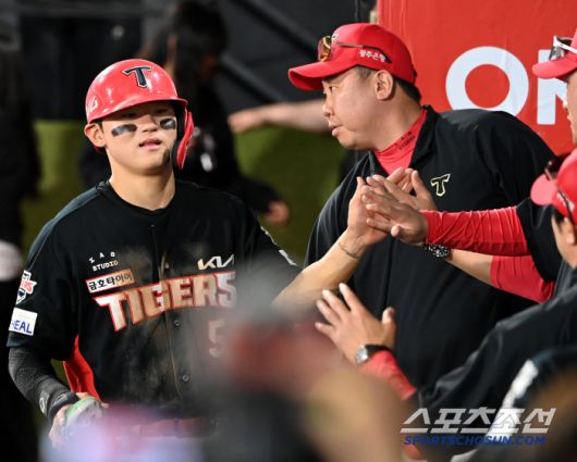 22일 수원KT위즈파크에서 열린 KIA와 KT의 경기,  9회초 2사 1,3루 KIA 오선우의 적시타에 득점한 김도영이 이범호 감독과 기쁨을 나누고 있다. 수원=허상욱 기자wook@sportschosun.com/2025.05.22/