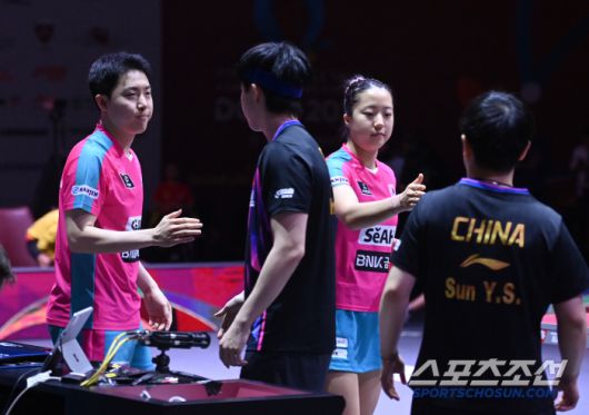 임종훈, 신유빈이 23일 카타르 도하 루사일 아레나에서 열린 2025 국제탁구연맹(ITTF) 세계선수권대회 혼합복식 4강 중국 쑨잉사 - 왕추친과 경기 전 인사를 하고 있다. 2025. 5. 23.  사진공동취재단