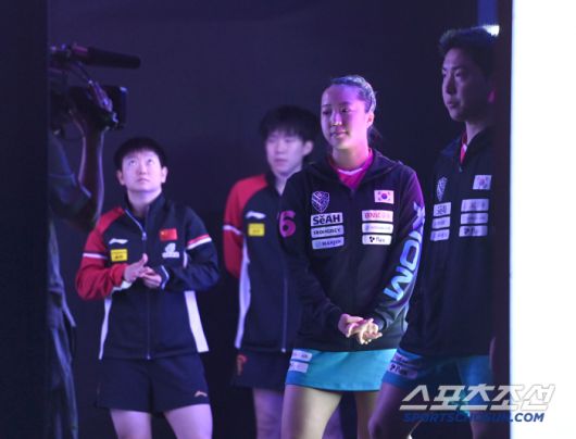 임종훈, 신유빈이 23일 카타르 도하 루사일 아레나에서 열린 2025 국제탁구연맹(ITTF) 세계선수권대회 혼합복식 4강 중국 쑨잉사 - 왕추친과 경기 전 입장을 기다리고 있다. 2025. 5. 23.  사진공동취재단