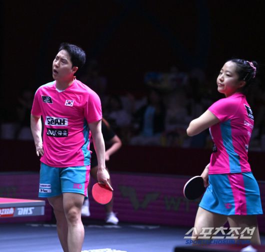 임종훈, 신유빈이 23일 카타르 도하 루사일 아레나에서 열린 2025 국제탁구연맹(ITTF) 세계선수권대회 혼합복식 4강 중국 쑨잉사 - 왕추친과 경기에서 실점 후 아쉬워하고 있다. 2025. 5. 23.  사진공동취재단