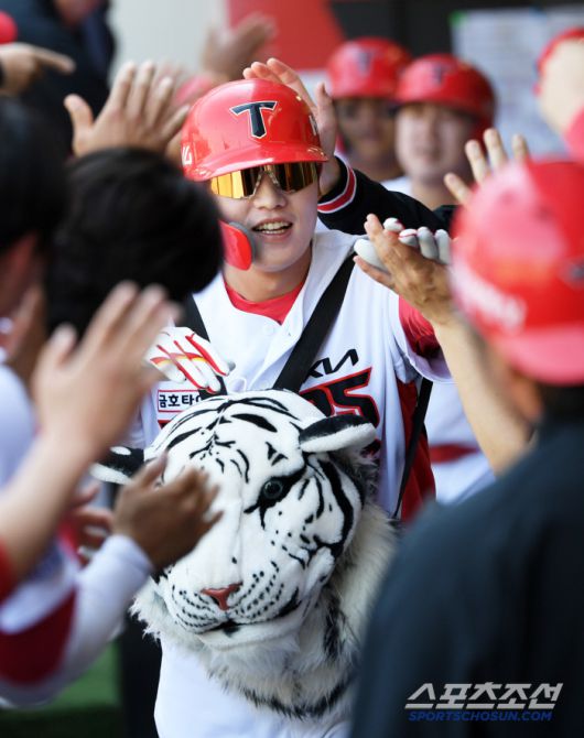 26일 광주 기아챔피언스필드에서 열린 KIA 타이거즈와 LG 트윈스의 경기. 3회말 2사 1,3루 KIA 오선우가 스리런포를 날린 뒤 환호하고 있다. 광주=박재만 기자 pjm@sportschosun.com/2025.04.26/