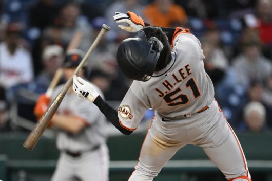 이정후가 7회초 타석에서 워싱턴 선발 맥킨지 고어의 몸쪽 공을 가까스로 피하고 있다. AP연합뉴스