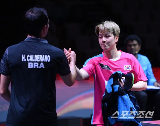 안재현이 23일 카타르 도하 루사일 아레나에서 열린 2025 국제탁구연맹(ITTF) 세계선수권대회 남자단식 8강 브라질 휴고 칼데라노와 경기 후 인사를 하고 있다. 2025. 5. 23.  사진공동취재단