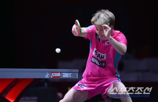 안재현이 23일 카타르 도하 루사일 아레나에서 열린 2025 국제탁구연맹(ITTF) 세계선수권대회 남자단식 8강 브라질 휴고 칼데라노와 경기를 펼치고 있다. 2025. 5. 23.  사진공동취재단