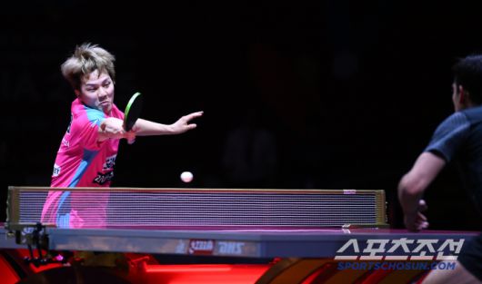 안재현이 23일 카타르 도하 루사일 아레나에서 열린 2025 국제탁구연맹(ITTF) 세계선수권대회 남자단식 8강 브라질 휴고 칼데라노와 경기를 펼치고 있다. 2025. 5. 23.  사진공동취재단