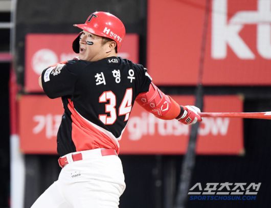 21일 수원 KT위즈파크에서 열린 KIA-KT전. 5회초 1사 1루 최형우가 2루타를 치고 있다. 수원=정재근 기자 cjg@sportschosun.com/2025.5.21/