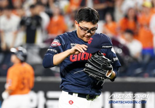 승리 투수 요건을 앞둔 5회 역전을 허용한 롯데 박세웅이 아쉬워하고 있다.