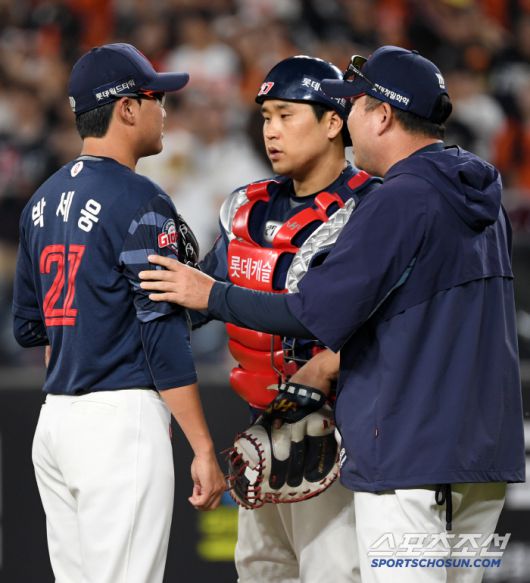 7회 1사 마운드를 찾아 주형광 코치는 선발 박세웅의 어깨를 어루만졌다./