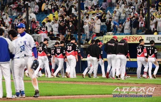 24일 대구 삼성라이온즈파크에서 열린 KBO리그 삼성과 KIA의 경기. 삼성이 KIA에 승리했다. 경기 종료 후 그라운드를 나서는 KIA 선수들. 대구=송정헌 기자songs@sportschosun.com/2025.05.24/