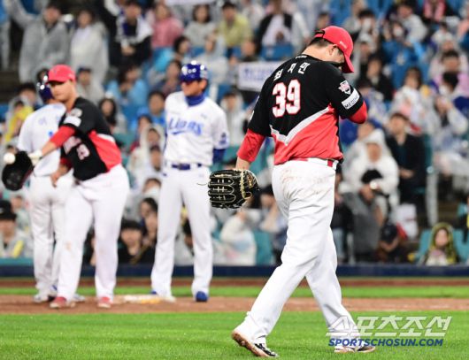 24일 대구 삼성라이온즈파크에서 열린 KBO리그 삼성과 KIA의 경기. 8회말 1사 만루. 강판 당하는 KIA 최지민. 대구=송정헌 기자songs@sportschosun.com/2025.05.24/