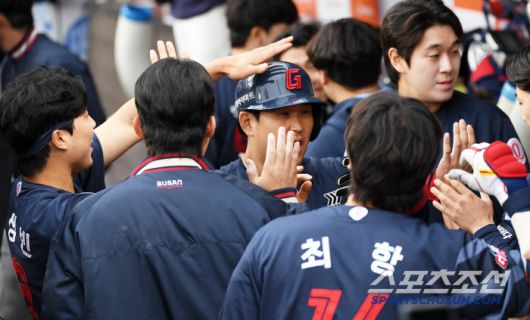 24일 대전 한화생명볼파크에서 열린 한화 이글스와 롯데 자이언츠의 경기. 롯데 유강남이 득점하고 있다. 대전=박재만 기자 pjm@sportschosun.com/2025.05.24/