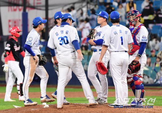 8-4 기분 좋은 역전승. 경기 종료 후 승리의 기쁨을 나누고 있는 삼성 선수들.