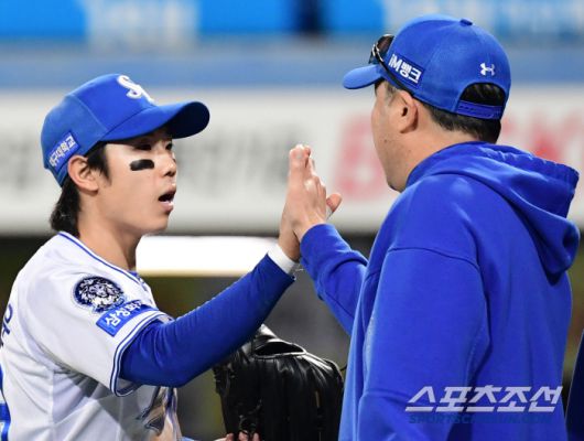 경기 종료 후 박진만 감독과 하이파이브를 나누고 있는 김성윤.