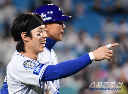 8회 이닝 교체 때 후라도에게 감사함을 나타내는 김성윤.