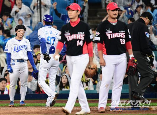 7회 2사 2루. KIA 실책 유발하며 내야안타 성공시킨 삼성 김성윤.