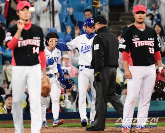 김성윤의 빠른 발에 나온 KIA의 실책.