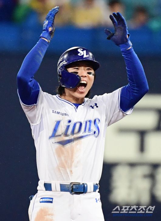 8회말 2사 만루. 2타점 적시 2루타 날린 김성윤.