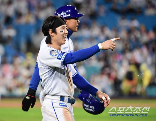 8회말 이닝 교체 때 동료들에게 감사함을 나타내는 김성윤.