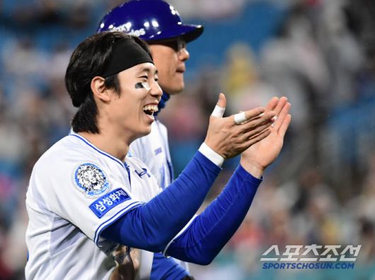 타격 조언을 해준 후라도에게 박수를 보내는 김성윤.