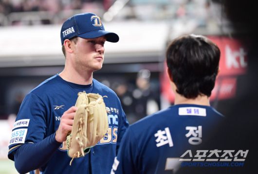 10일 수원 케이티위즈파크에서 열린 KBO리그 KT와 NC의 경기. 7회 투구를 마치고 동료들과 하이파이브를 나누는 NC 라일리. 수원=송정헌 기자songs@sportschosun.com/2025.04.10/