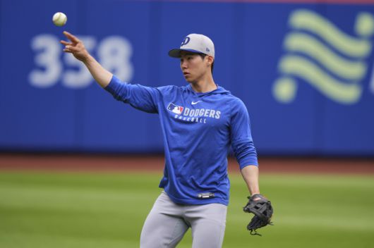 LA 다저스 김혜성이 경기 전 필딩 훈련을 풀고 있다. AP연합뉴스