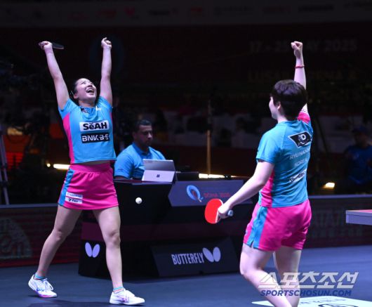 신유빈, 유한나가 22일 카타르 도하 루사일 아레나에서 열린 2025 국제탁구연맹(ITTF) 세계선수권대회 여자복식 8강 일본 오도 사츠키 - 요코이 사쿠라와 경기 승리 후 환호하고 있다. 2025. 5. 22.  사진공동취재단
