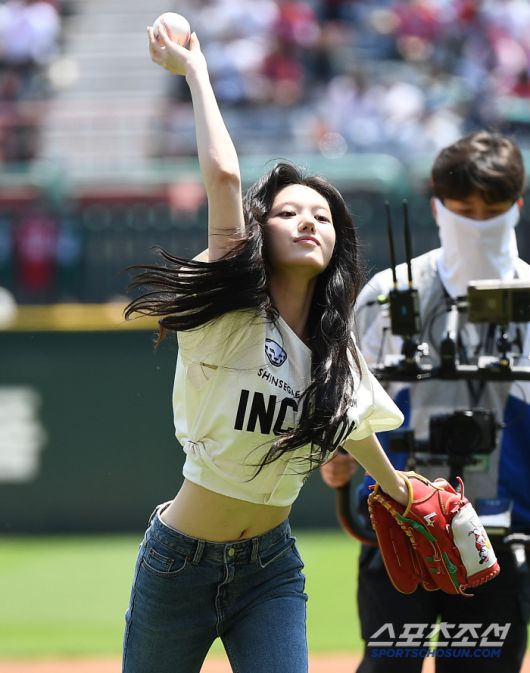 25일 인천 SSG랜더스필드에서 열린 LG-SSG전. 신인 걸그룹 키키 수이가 시구하고 있다. 있다. 인천=정재근 기자 cjg@sportschosun.com/2025.5.25/