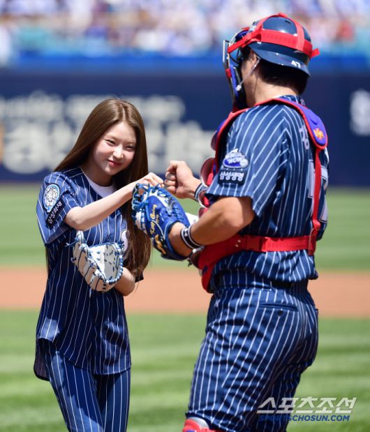 25일 대구 삼성라이온즈파크에서 열린 KBO리그 삼성과 KIA의 경기. 걸그룹 키키 멤버 하음이 시구를 했다. 시구 후 강민호와 하이파이브를 나누고 있는 하음. 대구=송정헌 기자songs@sportschosun.com/2025.05.25/