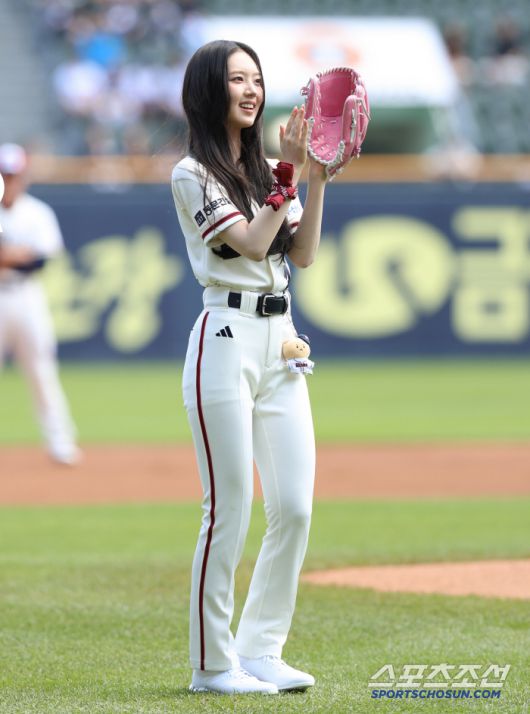 걸그룹 키키(KiiiKiii) 멤버 이솔은 두산 베어스 유니폼을 입고 시구를 위해 잠실구장을 찾았다. <사진 제공=두산 베어스>