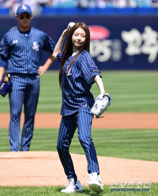 25일 대구 삼성라이온즈파크에서 열린 KBO리그 삼성과 KIA의 경기. 걸그룹 키키 멤버 하음이 시구를 했다. 힘차게 시구하는 하음. 대구=송정헌 기자songs@sportschosun.com/2025.05.25/