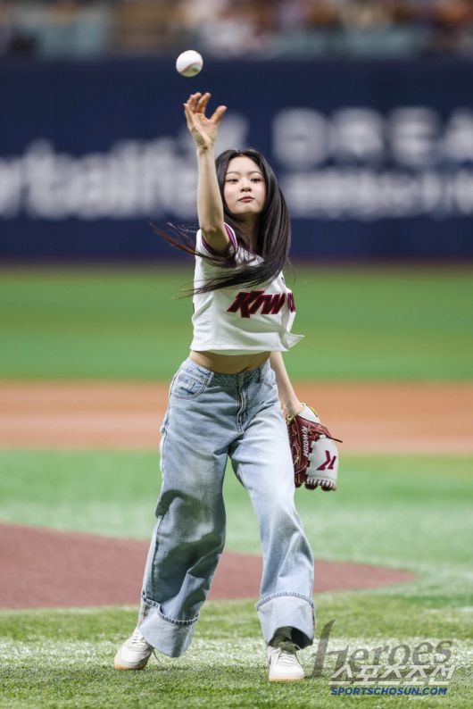 걸그룹 키키(KiiiKiii) 멤버 키야가 키움 히어로즈 유니폼을 입고 고척돔을 찾아 시구를 했다. <사진제공=키움>