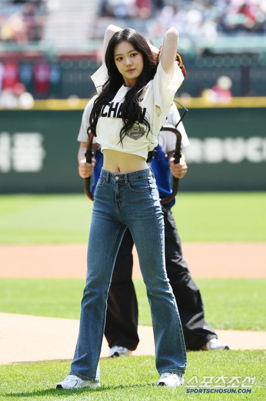 25일 인천 SSG랜더스필드에서 열린 LG-SSG전. 신인 걸그룹 키키 수이가 시구하고 있다. 있다. 인천=정재근 기자 cjg@sportschosun.com/2025.5.25/