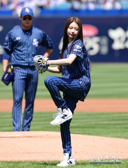 25일 대구 삼성라이온즈파크에서 열린 KBO리그 삼성과 KIA의 경기. 걸그룹 키키 멤버 하음이 시구를 했다. 힘차게 시구하는 하음. 대구=송정헌 기자songs@sportschosun.com/2025.05.25/